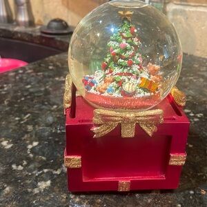 Vintage Christmas glass Snow Globe!